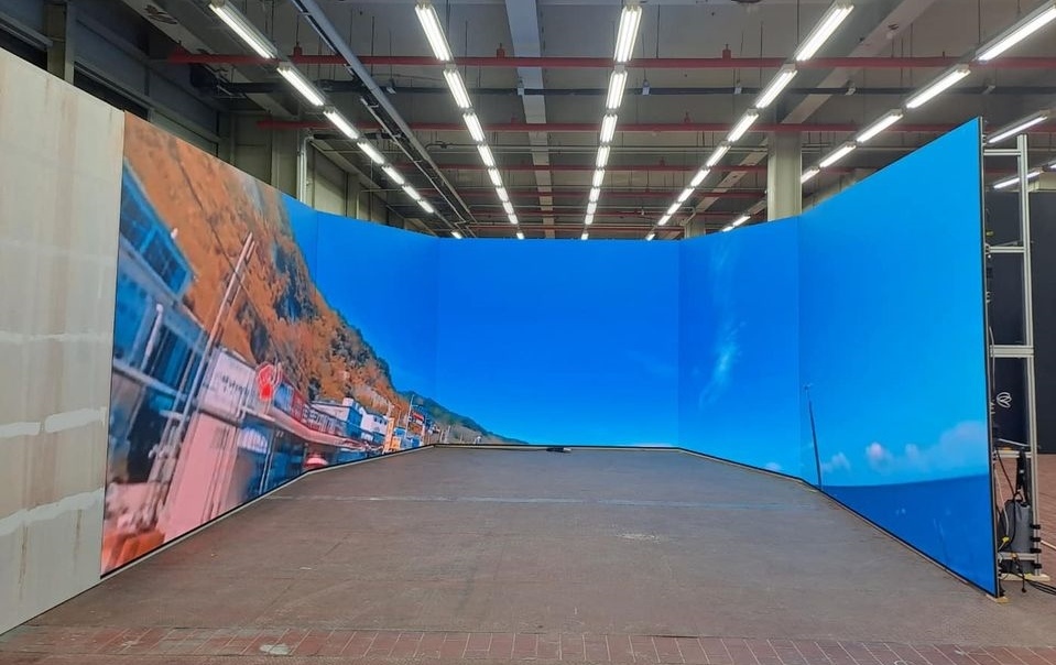 The Physics of Corner Stress in LED Architecture