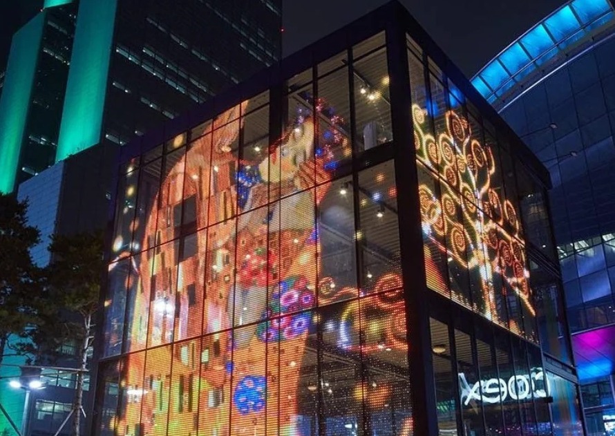 Durable reinforced transparent LED structures with high wind resistance and maintenance-friendly design